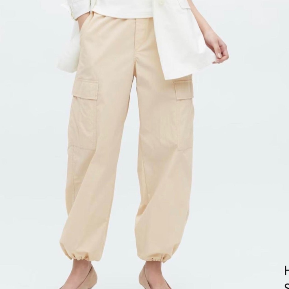 Uniqlo cargo pants size small BNWT beige parachute Y2K